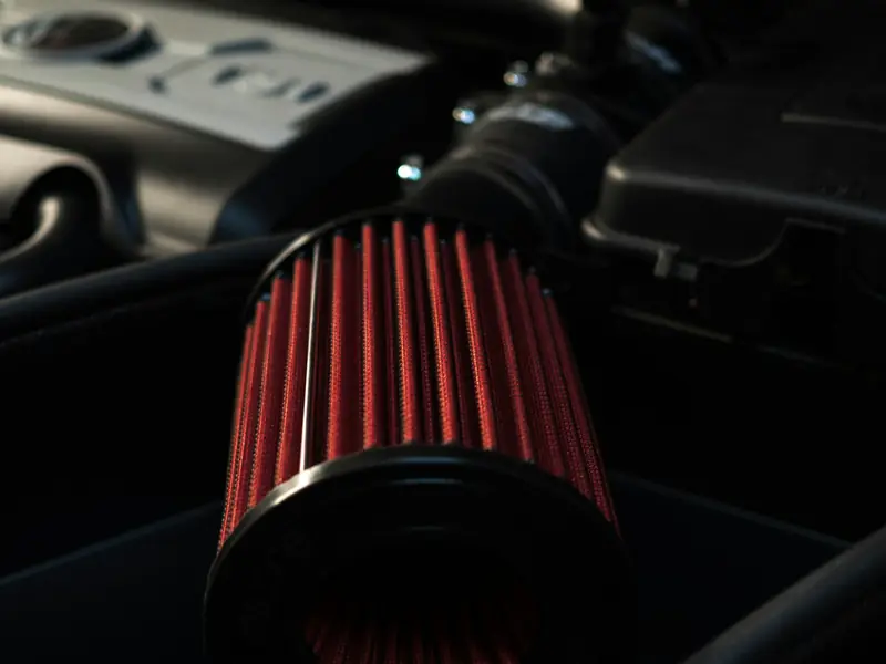 Luftfilter i motorrommet på en bil